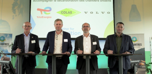 De gauche à droite : Mathieu Soulas (TotalEnergies), Eric Plouzennec (Colas), Laurent d’Arnal (Volvo Trucks France) et Davy Guillemard (Volvo CE France)