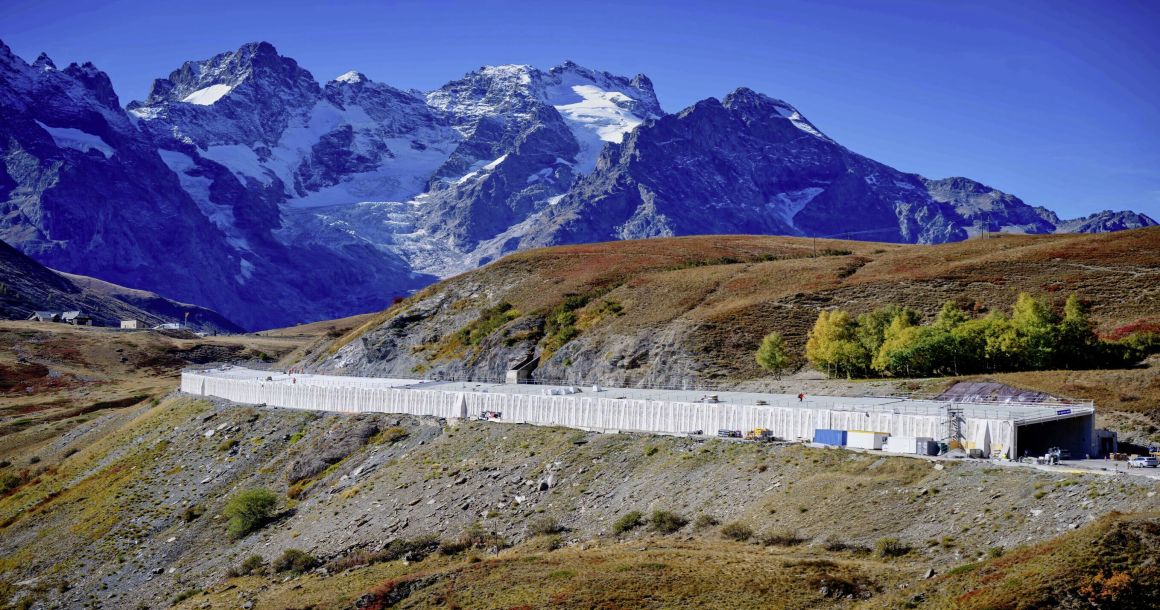 Fragilisée par un glissement de terrain en 2015, l’ancienne galerie, construite dans les années 1960, présentait un état préoccupant. La reconstruction de l'ouvrage était indispensable pour sécuriser la route face aux avalanches, congères et éboulements.