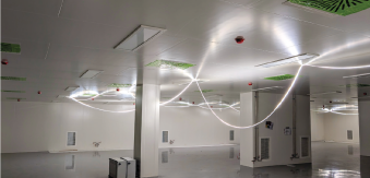 Chantier de salles blanches en cours de finalisation.