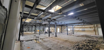 Mise en place de la structure métallique du 1er étage dans le bâtiment existant.