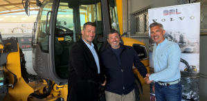 De gauche à droite : Davy Guillemard, président de Volvo CE France, Frédéric Albertini, dirigeant de Borgo Matériel Location, et Guillaume Deschildre, directeur commercial de Volvo CE Grand Paris.