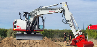 Les visiteurs de la journée portes ouvertes ont pu essayer la nouvelle pelle TB3150R (16 t).
