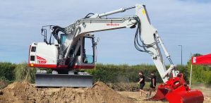 Les visiteurs de la journée portes ouvertes ont pu essayer la nouvelle pelle TB3150R (16 t).