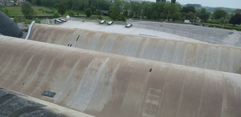La forme de la toiture, composée de vagues successives, a rend l'intervention des compagnons particulièrement complexe. 