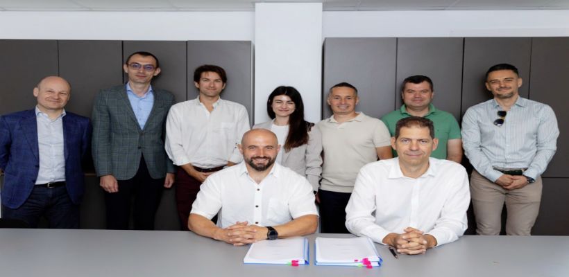 Haut – De gauche à droite : Silviu Stoica – Unicool ; Stefan Mantea – Unicool ; Thomas Etienne – Syclef ; Alexandra Siminiceanu – Unicool ;Călin Bara – Unicool ; Horia Stoica – Unicool ; Florin Cerna – Brink Think Management. Assis : Ioan Popa – Unicool | Guillaume Burvingt – Syclef.