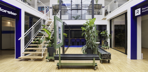 La hall du Square avec sur la mezzanine les bureaux des équipes de Forster et Reynaers.