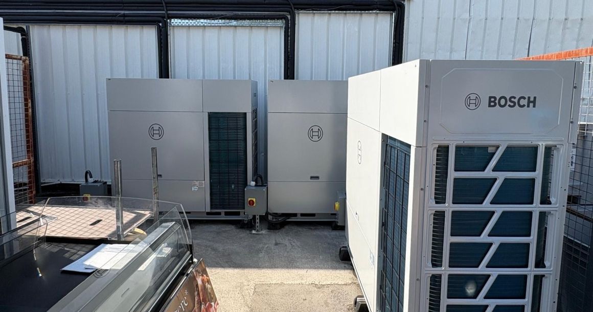 Le système fourni par Bosch comprend trois pompes à chaleur réversibles de 85 kW chacune, capables de produire du chauffage ou du rafraîchissement