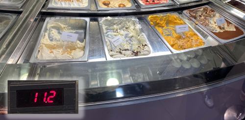 Zoom sur le thermostat d'une vitrine de glacier, photo prise fin juin dans un port de l'Atlantique. 