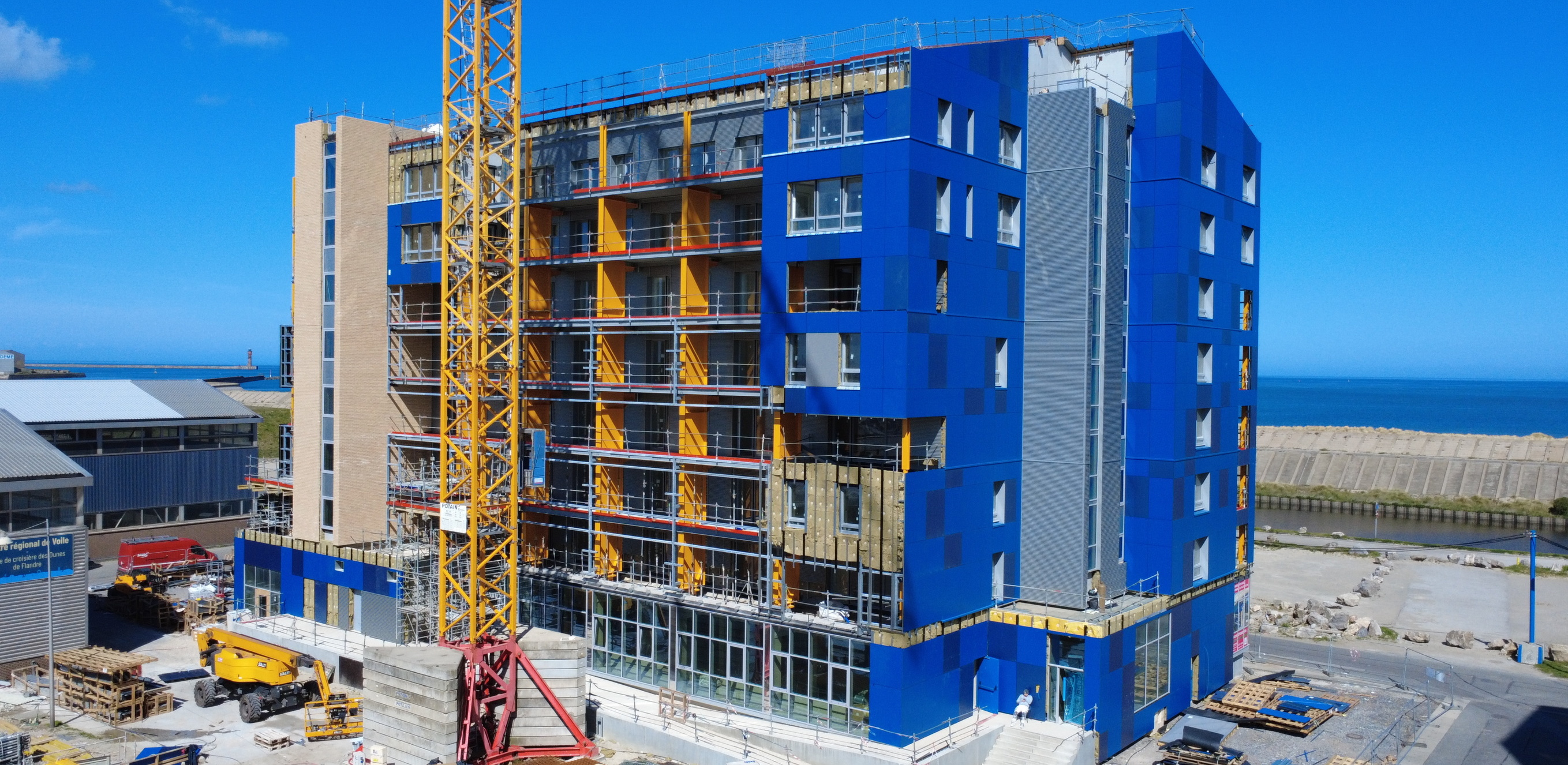 Les façades marient différentes teintes de bleu associé à du gris. 