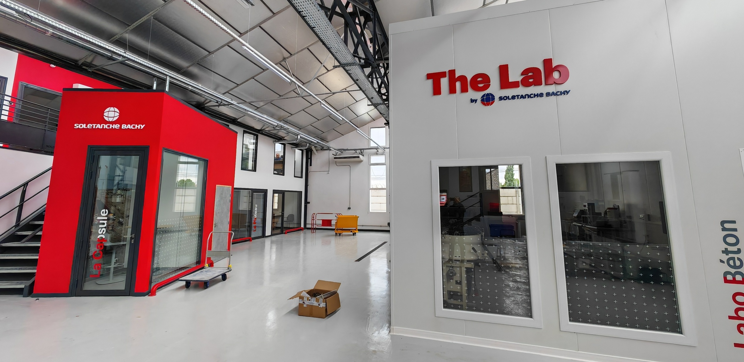 Aménagé dans un ancienne atelier, le nouveau laboratoire possède une surface de 1 100 m². 