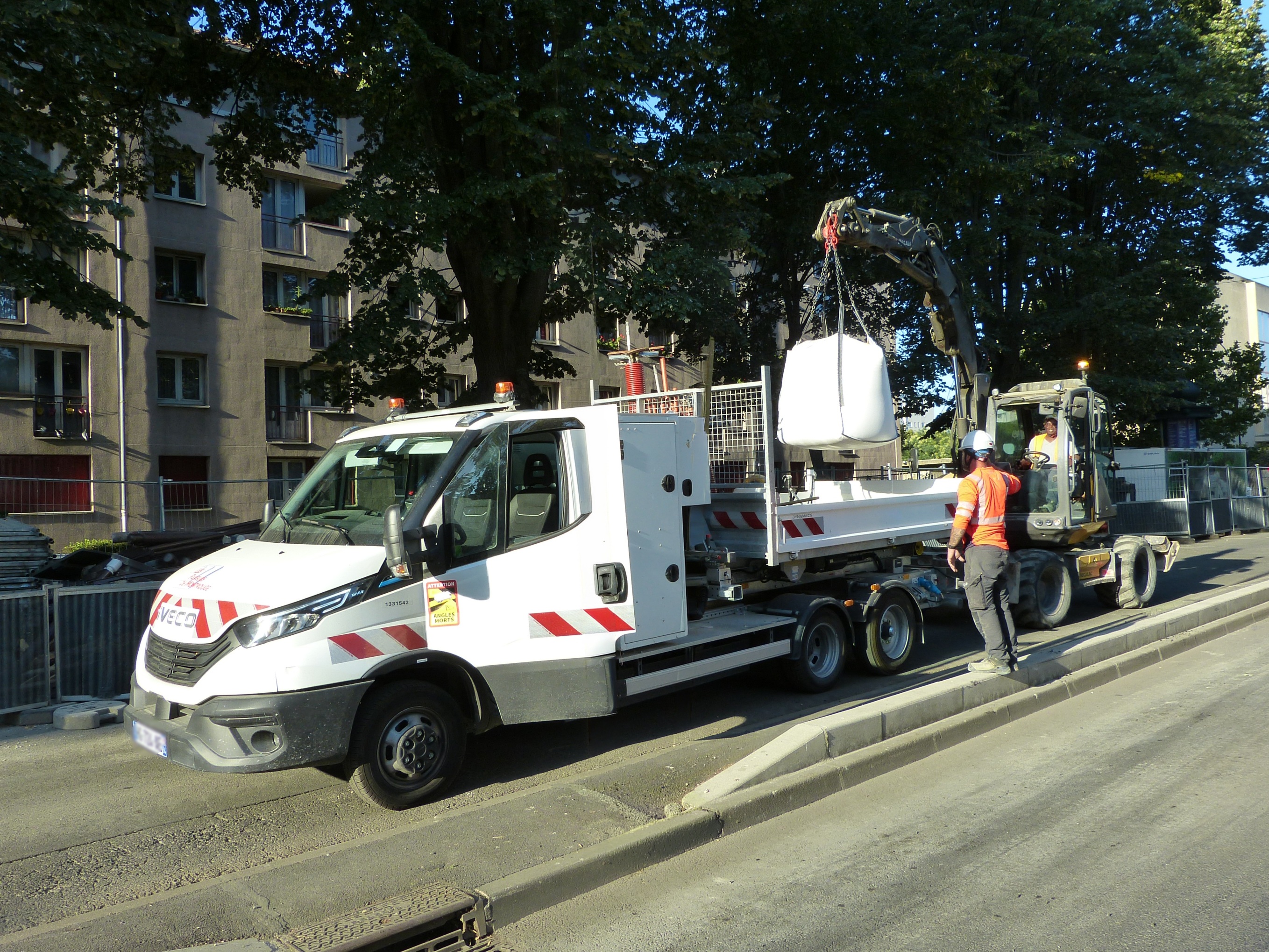 Vinci Construction électrifie l’entretien urbain avec l’eDaily et la remorque Maxicargo