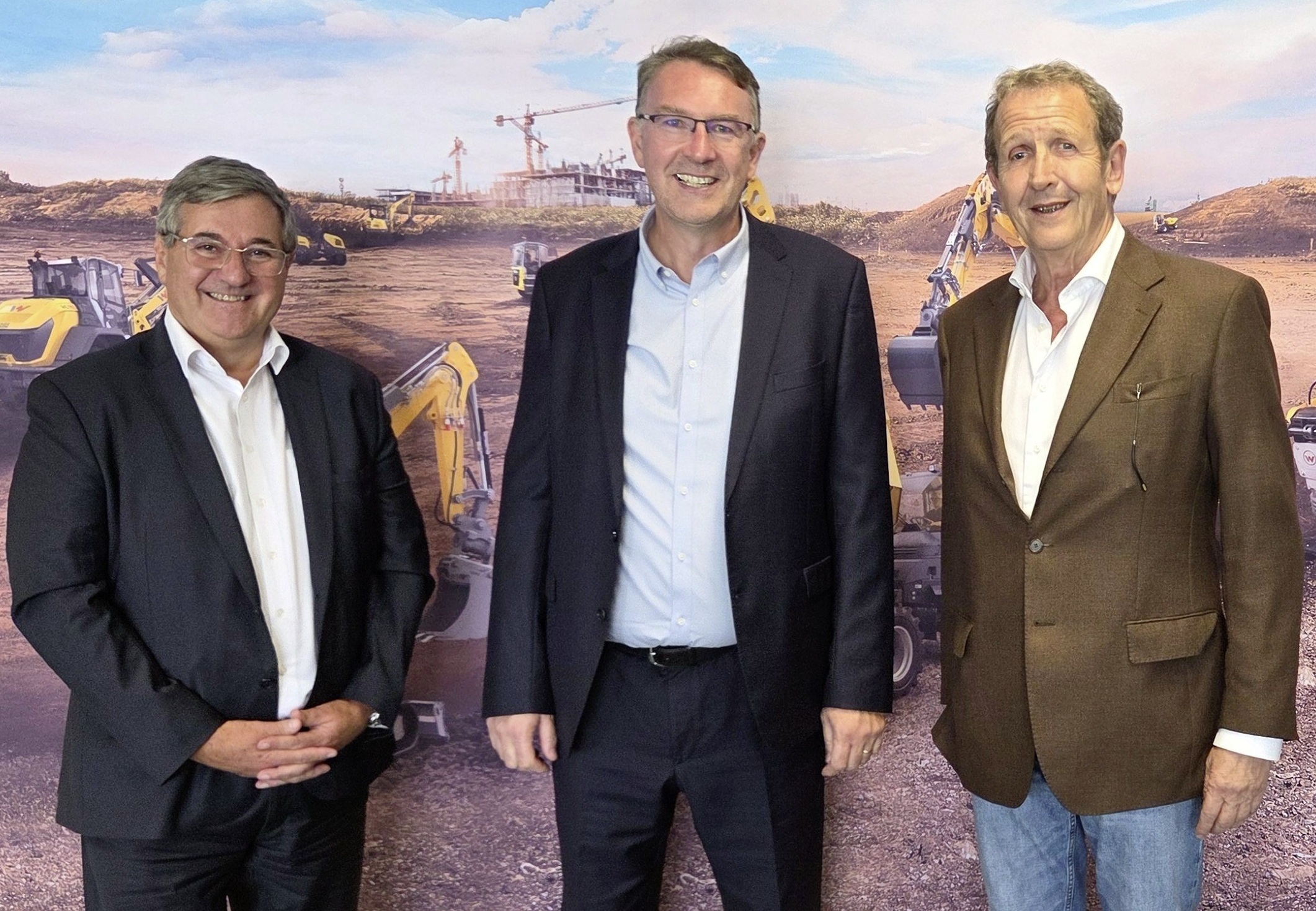 Au centre, Christophe Lecarpentier, qui replacera Marc Cavallo (à droite) à la fin de l’année à la Direction  commerciale de Wacker Neuson France, présidée par Philippe Girard (à gauche);