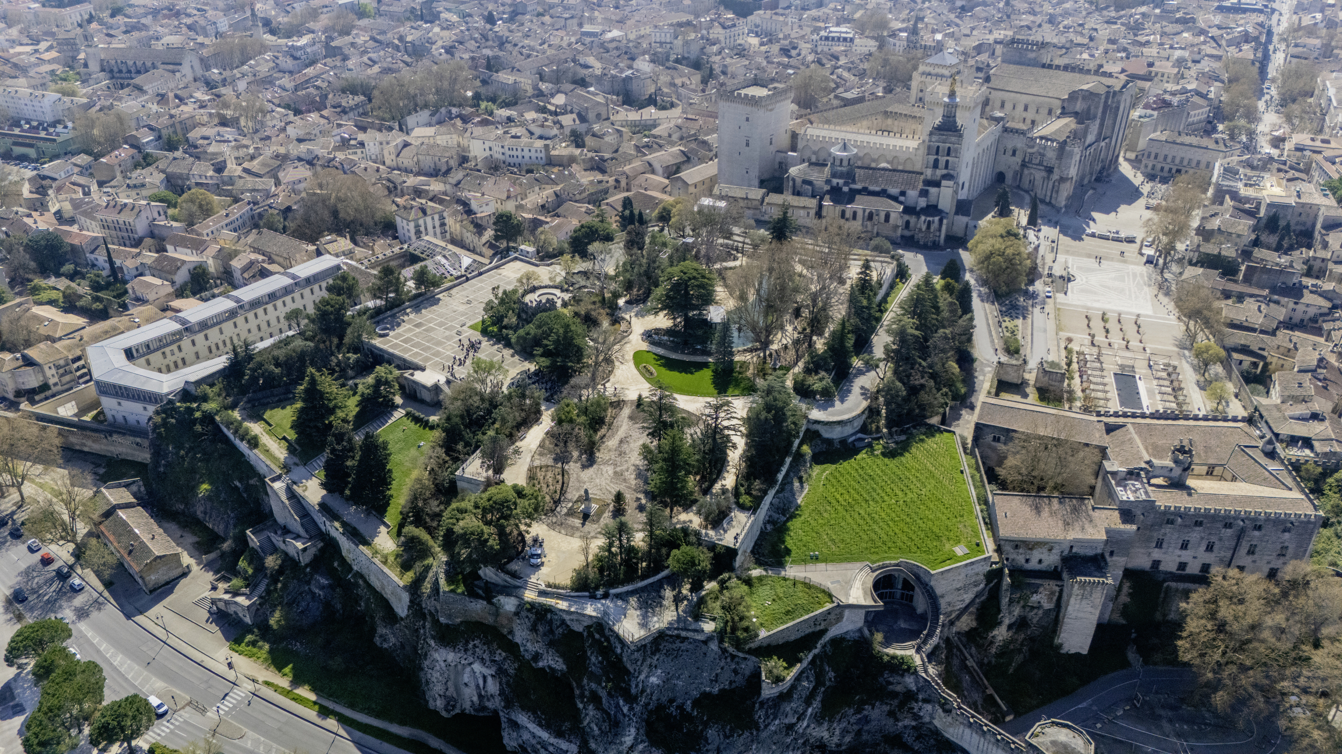Créé au XIXe siècle, le jardin du Rocher des Doms, perché au-dessus du Rhône, domine le Palais des Papes au cœur d’Avignon.