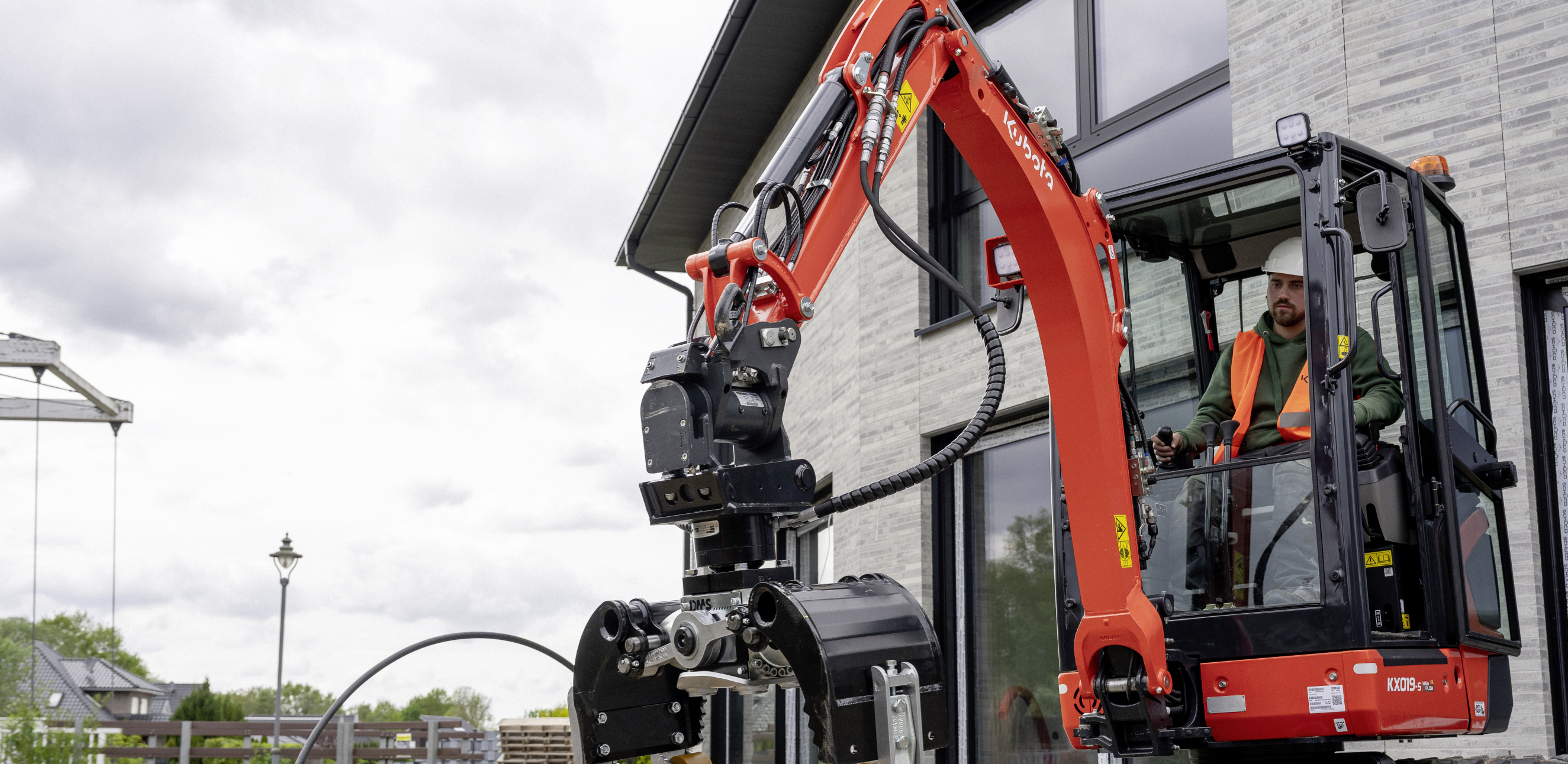 La puissance moteur des KX016-5 et KX019-5 atteint  respectivement 9,8 et 11,7 Kw pour des poids en ordre de marché de,1,60 et 1,83 t avec des longueurs de balancier de 950 et 1090 mm.