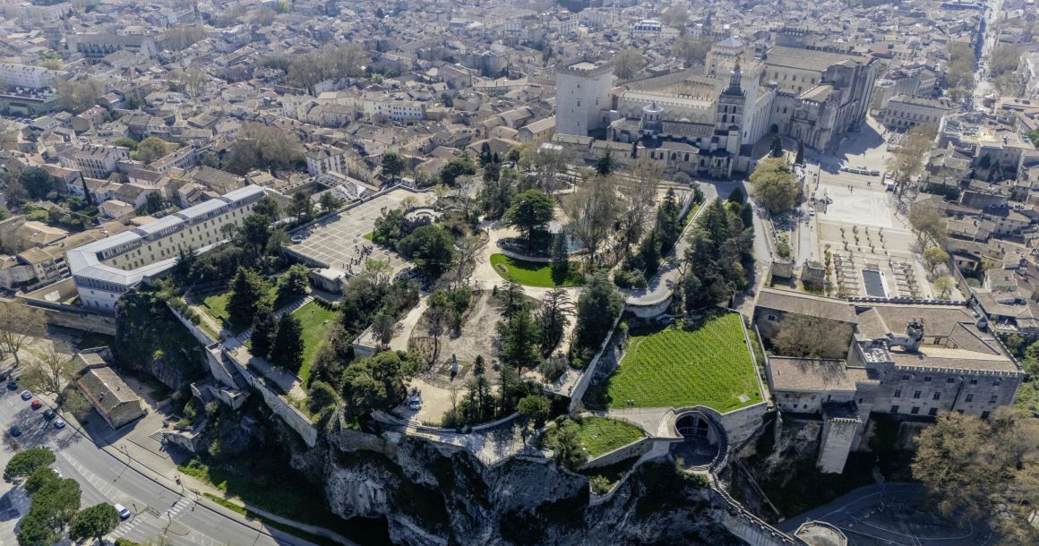 Créé au XIXe siècle, le jardin du Rocher des Doms, perché au-dessus du Rhône, domine le Palais des Papes au cœur d’Avignon.