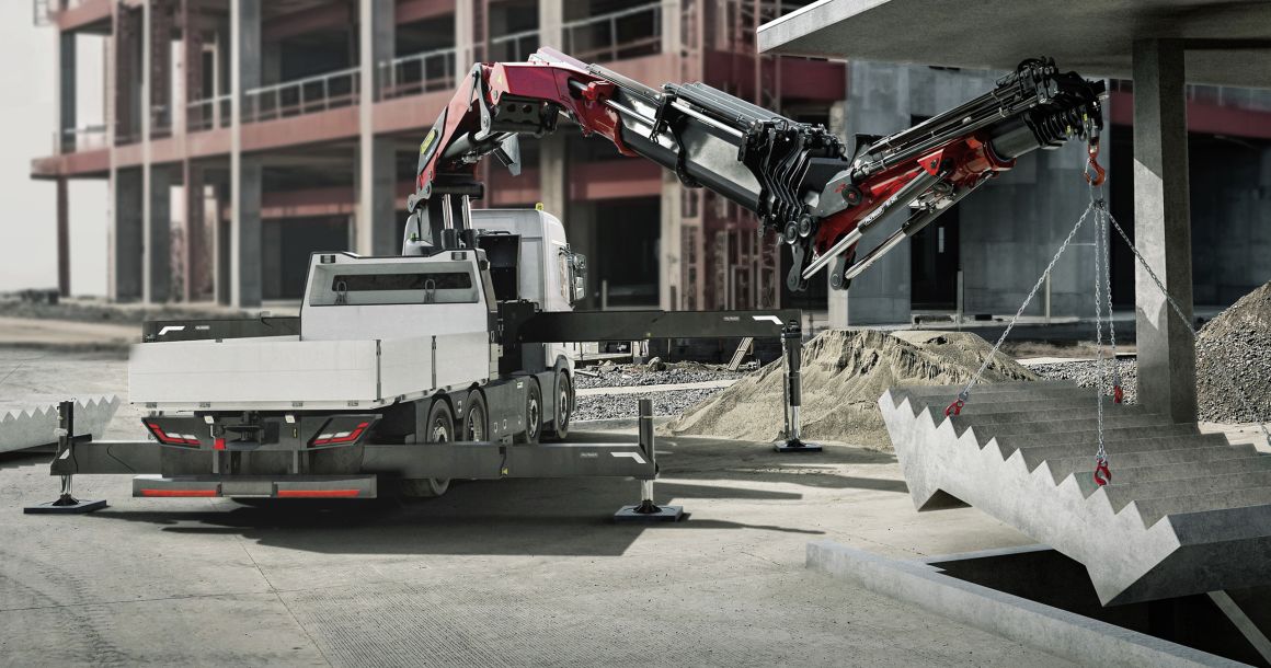 La grue PK1350TEC (109,3 t/m, portée 38,7 m) profite d’un contrôle assisté qui simplifie et sécurise son utilisation.