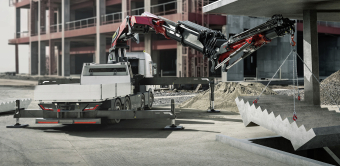 La grue PK1350TEC (109,3 t/m, portée 38,7 m) profite d’un contrôle assisté qui simplifie et sécurise son utilisation.