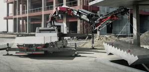 La grue PK1350TEC (109,3 t/m, portée 38,7 m) profite d’un contrôle assisté qui simplifie et sécurise son utilisation.