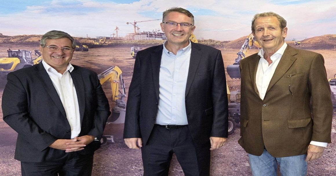 Au centre, Christophe Lecarpentier, qui replacera Marc Cavallo (à droite) à la fin de l’année à la Direction  commerciale de Wacker Neuson France, présidée par Philippe Girard (à gauche);