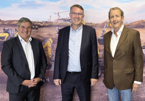Au centre, Christophe Lecarpentier, qui replacera Marc Cavallo (à droite) à la fin de l’année à la Direction  commerciale de Wacker Neuson France, présidée par Philippe Girard (à gauche);