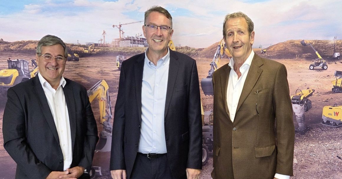 Au centre, Christophe Lecarpentier, qui replacera Marc Cavallo (à droite) à la fin de l’année à la Direction  commerciale de Wacker Neuson France, présidée par Philippe Girard (à gauche);