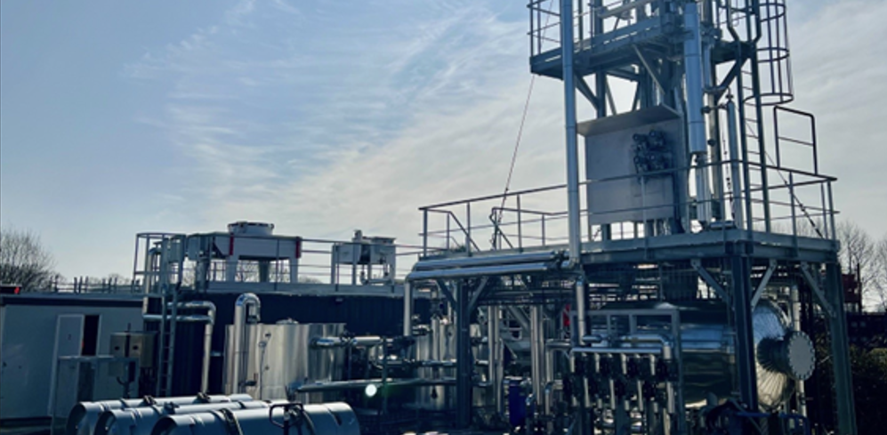 Une colonne de distillation permet de séparer, purifier et régénérer des fluides usagés afin de leur redonner des caractéristiques compatibles avec une nouvelle utilisation.