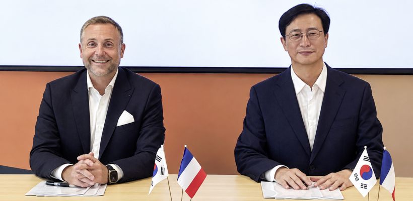 De gauche à droite :Sylvain Blaise, directeur général Manitou Group Jaeyoung Moon, directeur général HD Construction Equipment.