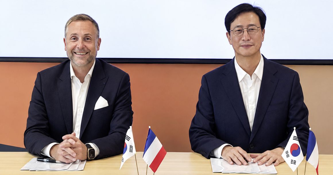 De gauche à droite :Sylvain Blaise, directeur général Manitou Group Jaeyoung Moon, directeur général HD Construction Equipment.