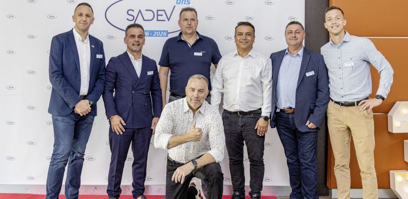 Frédéric Fievet au centre avec des invités à la soirée des trente ans de l'entreprise. 