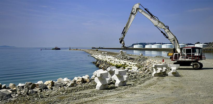 À la recherche d’une plus grande efficacité logistique, les ports investissent dans de nouvelles infrastructures. Au Havre, Haropa Port a par exemple engagé en 2025 la construction d’une digue de 1 800 m et le creusement d’un chenal qui reliera les terminaux maritimes et le réseau fluvial.