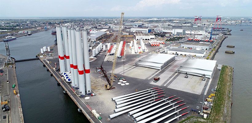 À Nantes–Saint-Nazaire, les infrastructures portuaires ont déjà été adaptées pour accueillir les composants et les plateforme autoélévatrice des parcs de Saint-Nazaire, puis d’Yeu-Noirmoutier : quais renforcés à 15 t/m², zone de préassemblage de 12 ha, outillages lourds et voiries XXL. D’ici 2030, le projet EOLE doit prolonger cette montée en puissance avec une plateforme dédiée aux éoliennes posées et flottantes, comprenant notamment un quai de 780 mètres.