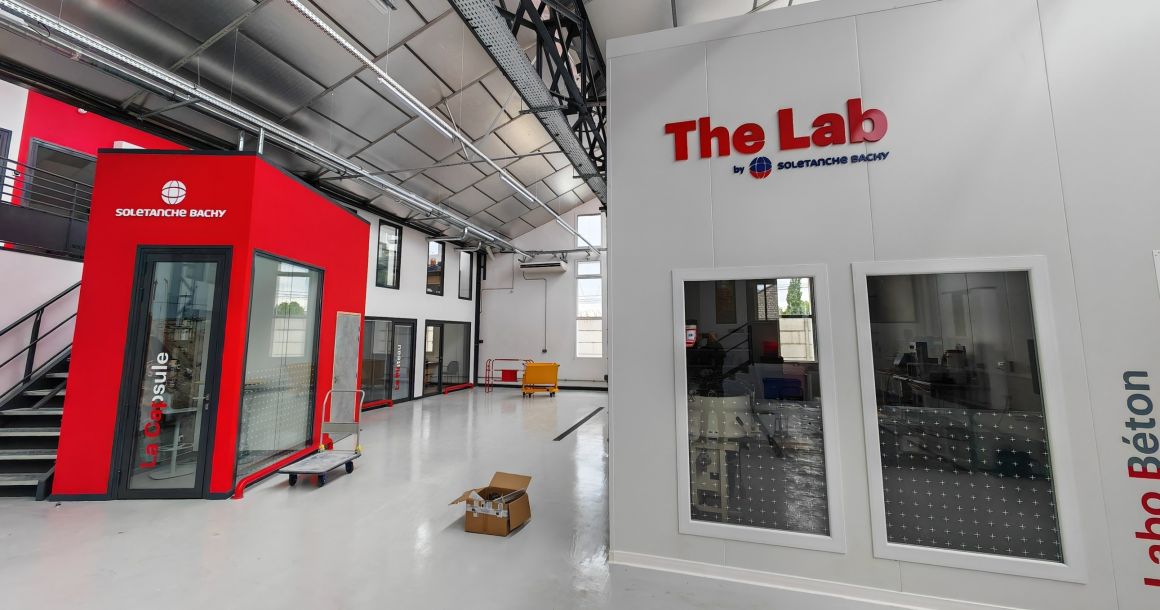 Aménagé dans un ancienne atelier, le nouveau laboratoire possède une surface de 1 100 m². 