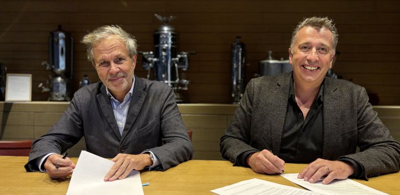 A gauche, Arnaud Richard, président de Cafés Richard, à droite, Thierry Grillot, DG de Korus Group France.