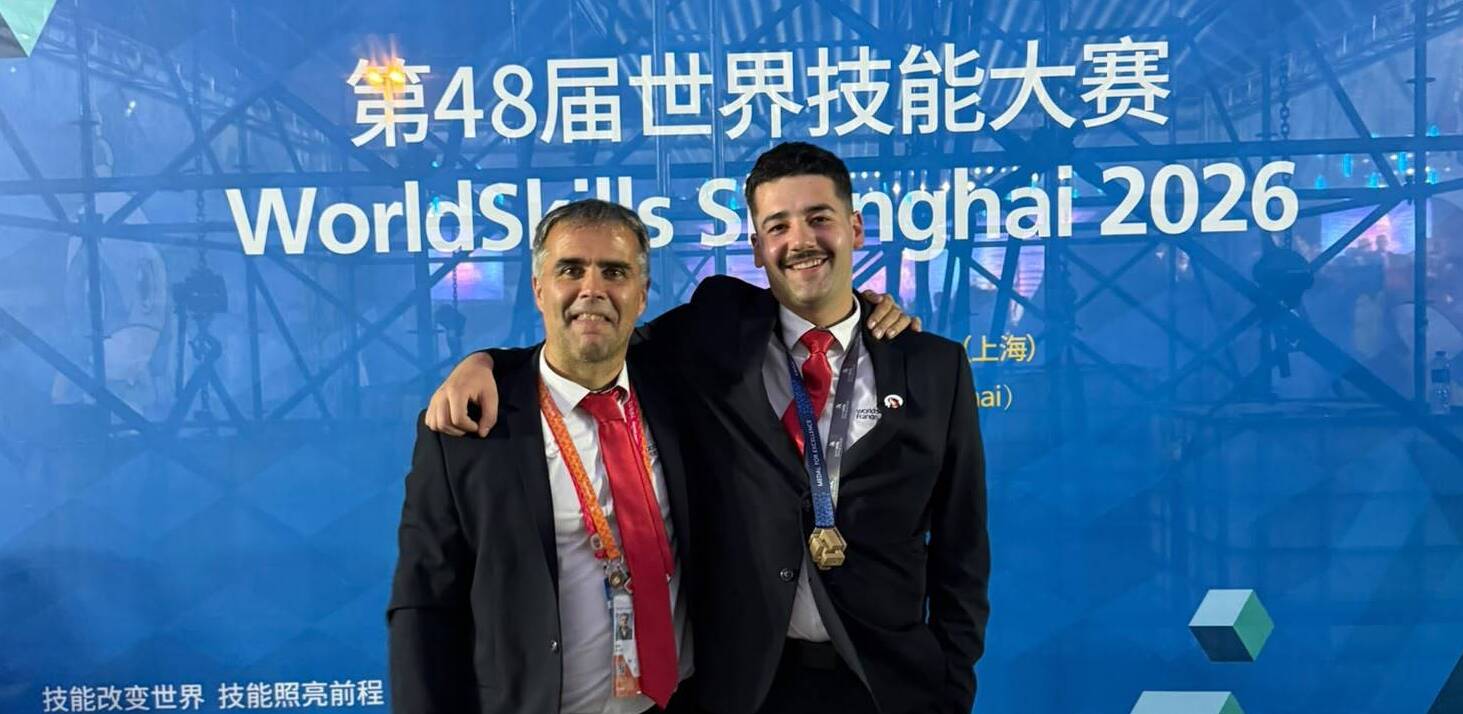 Arthur Baudry et sa médaille d'excellence accompagné de Bruno Monglon.