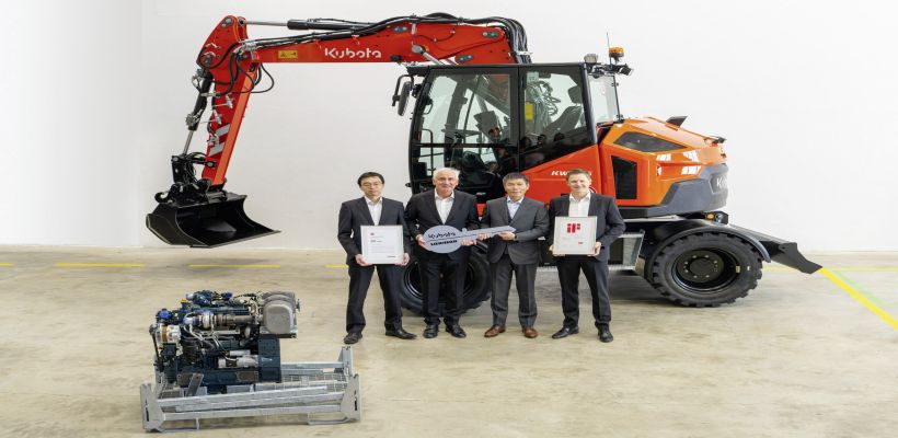 Rudolf Arnold, directeur général Ventes et Service, et Matthias Zettler, directeur général Finances et Administration de Liebherr-Hydraulikbagger GmbH, ont remis une clé spécialement conçue pour l’occasion à Hironori Watanabe, directeur général adjoint de la division Construction de Kubota Corporation au Japon, et à Keigo Okamoto, président de la Business Unit de Kubota Construction en Europe.  