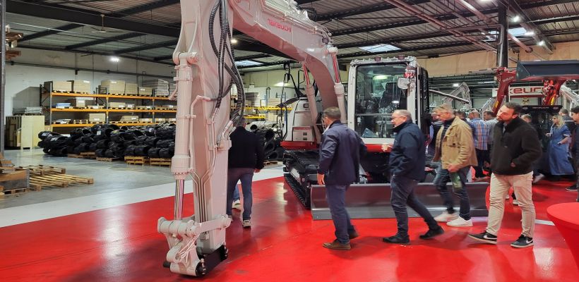 Les concessionnaires de Takeuchi en formation autour de la nouvelle pelle TB3150R (16,5 t), le 15 octobre dernier. 