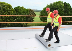 TPO_roofers_unrolling_membrane_01_450x320px.jpg